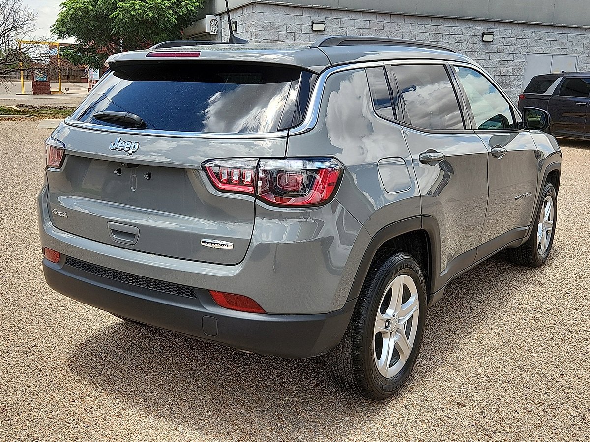2024 Jeep Compass Latitude photo 3