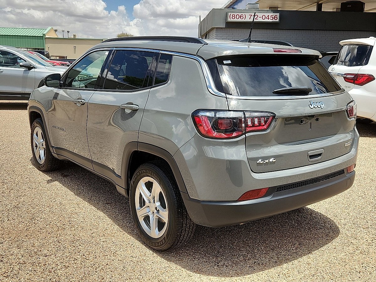2024 Jeep Compass Latitude photo 2