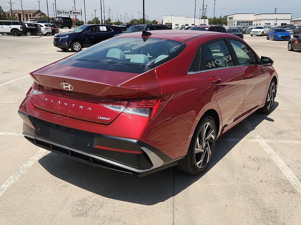 2024 Hyundai Elantra Limited photo 3