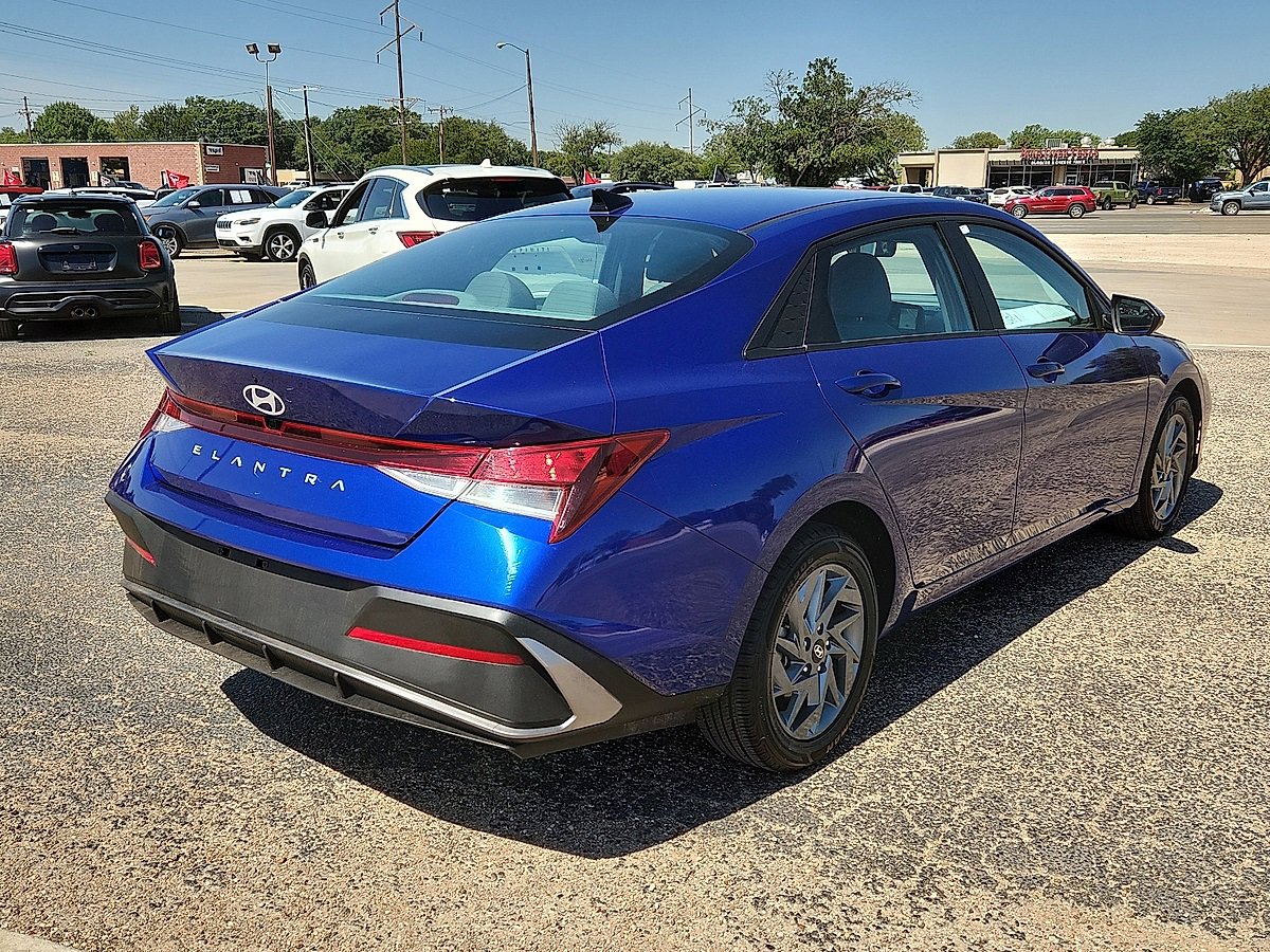 2024 Hyundai Elantra SEL photo 3