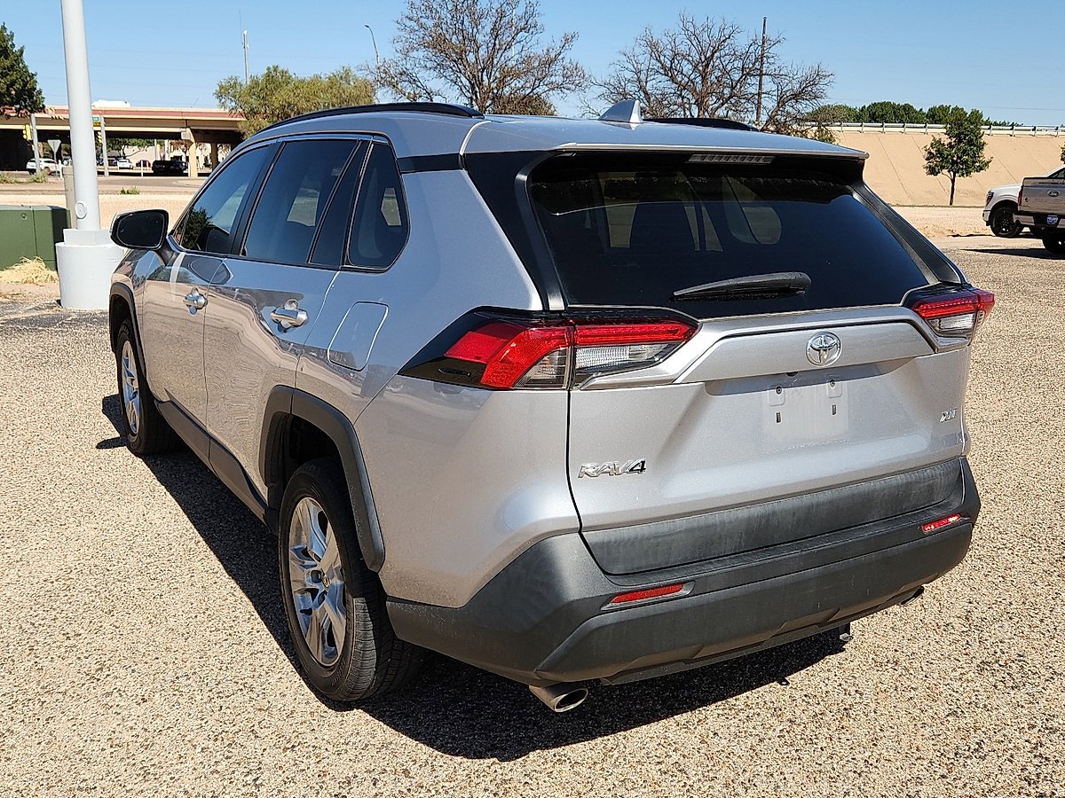2021 Toyota RAV4 XLE photo 2