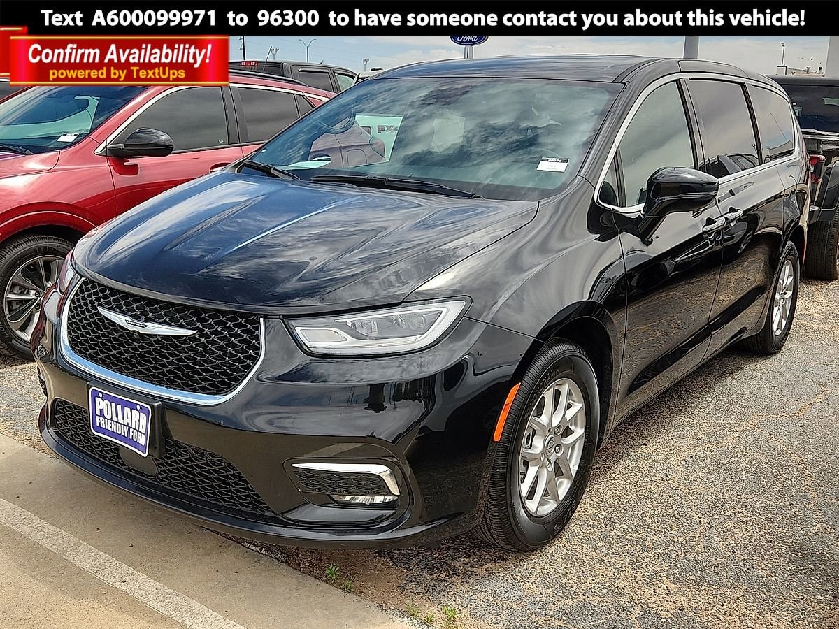 2025 Chrysler Pacifica Select's photo