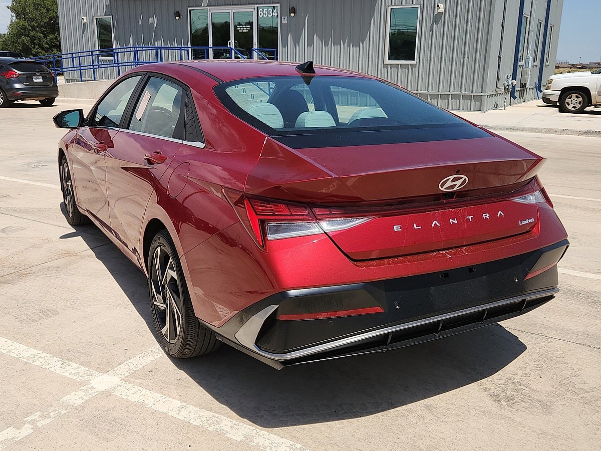 2024 Hyundai Elantra Limited photo 2