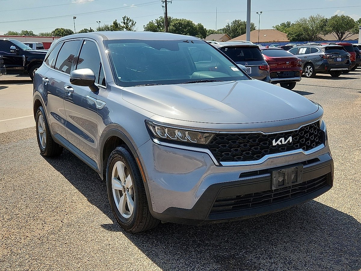 2022 Kia Sorento LX photo 2