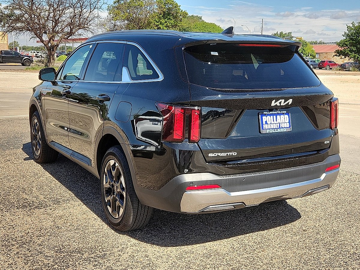 2024 Kia Sorento S photo 2