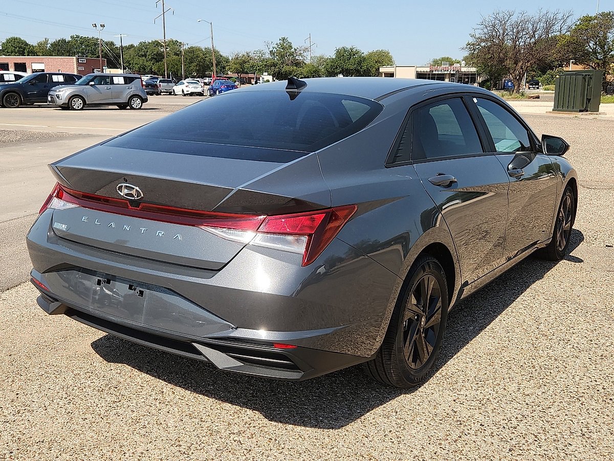 2023 Hyundai Elantra SEL photo 3