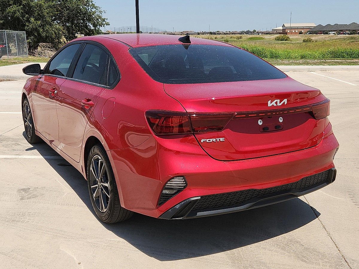 2023 Kia Forte LXS photo 2
