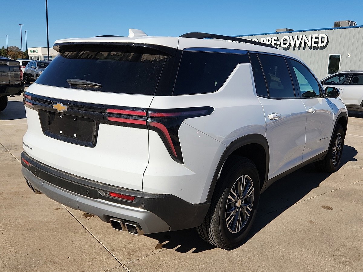 2025 Chevrolet Traverse photo 2