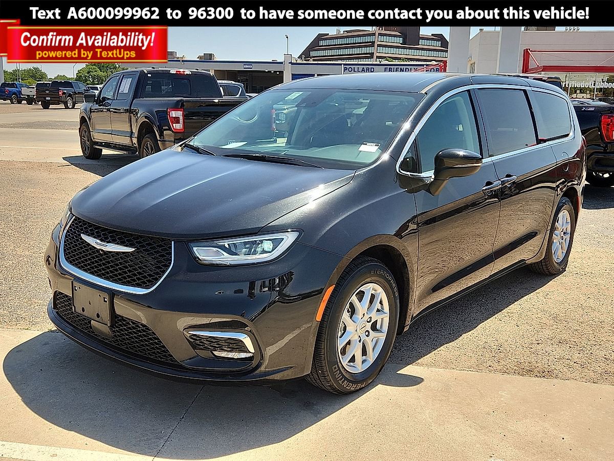 2023 Chrysler Pacifica Touring L's photo