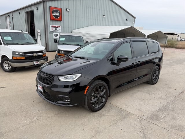 2024 Chrysler Pacifica Limited's photo