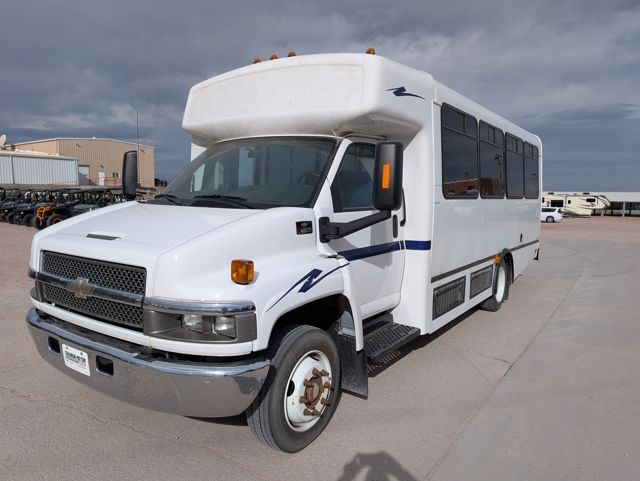 2009 Chevrolet Cutaway Van's photo