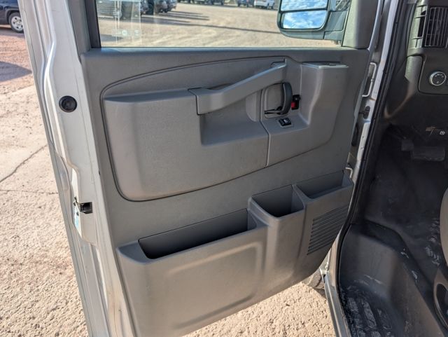 2016 Chevrolet Express Passenger LS - Photo 14