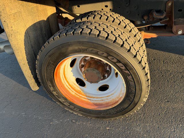 2011 Ford F-450 Super Duty Chassis Cab XL - Photo 9