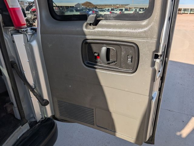 2016 Chevrolet Express Passenger LS - Photo 32