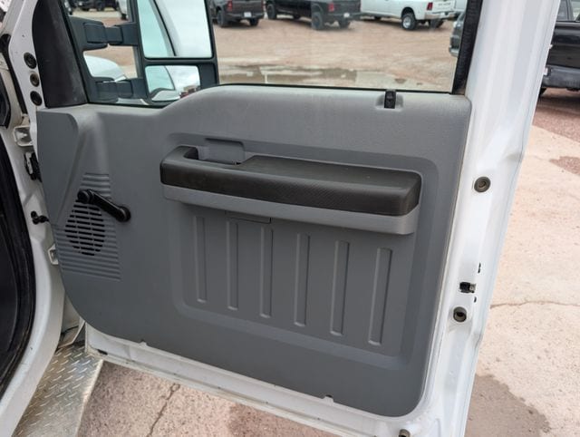 2011 Ford F-450 Super Duty Chassis Cab XL - Photo 23