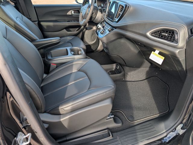 2026 Chrysler Pacifica Select - Photo 23