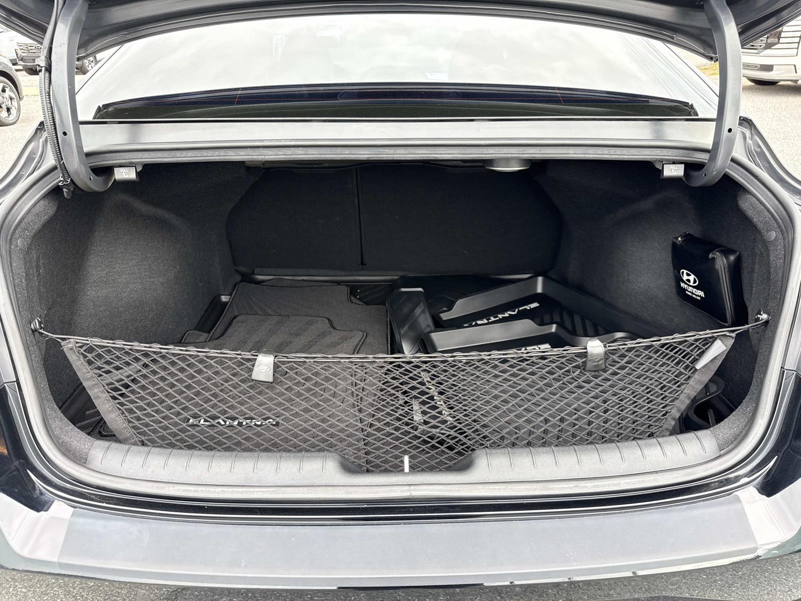 2022 Hyundai Elantra Limited - Photo 22