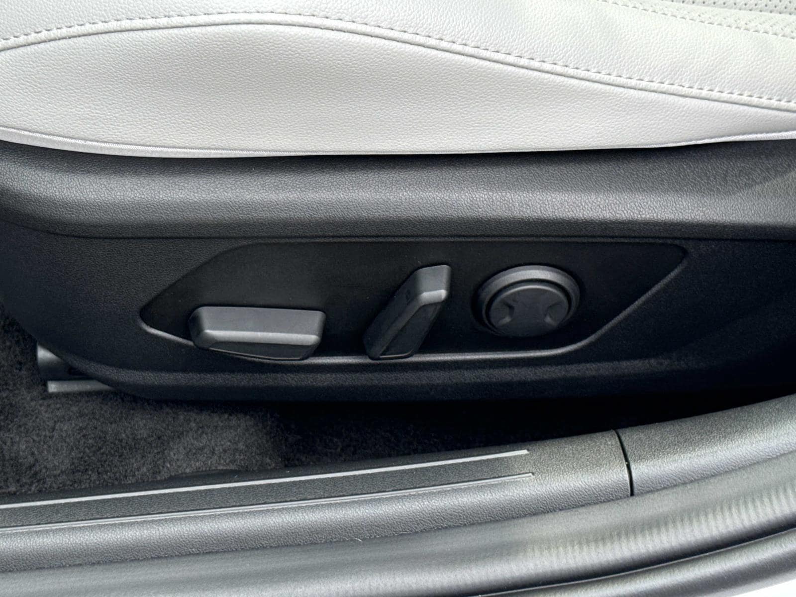 2025 Hyundai Elantra Limited - Photo 17