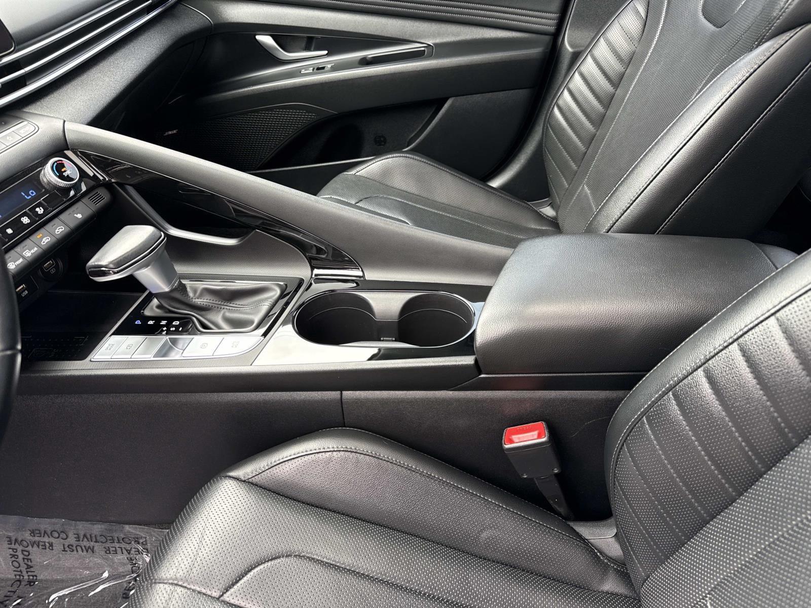 2022 Hyundai Elantra Limited - Photo 16