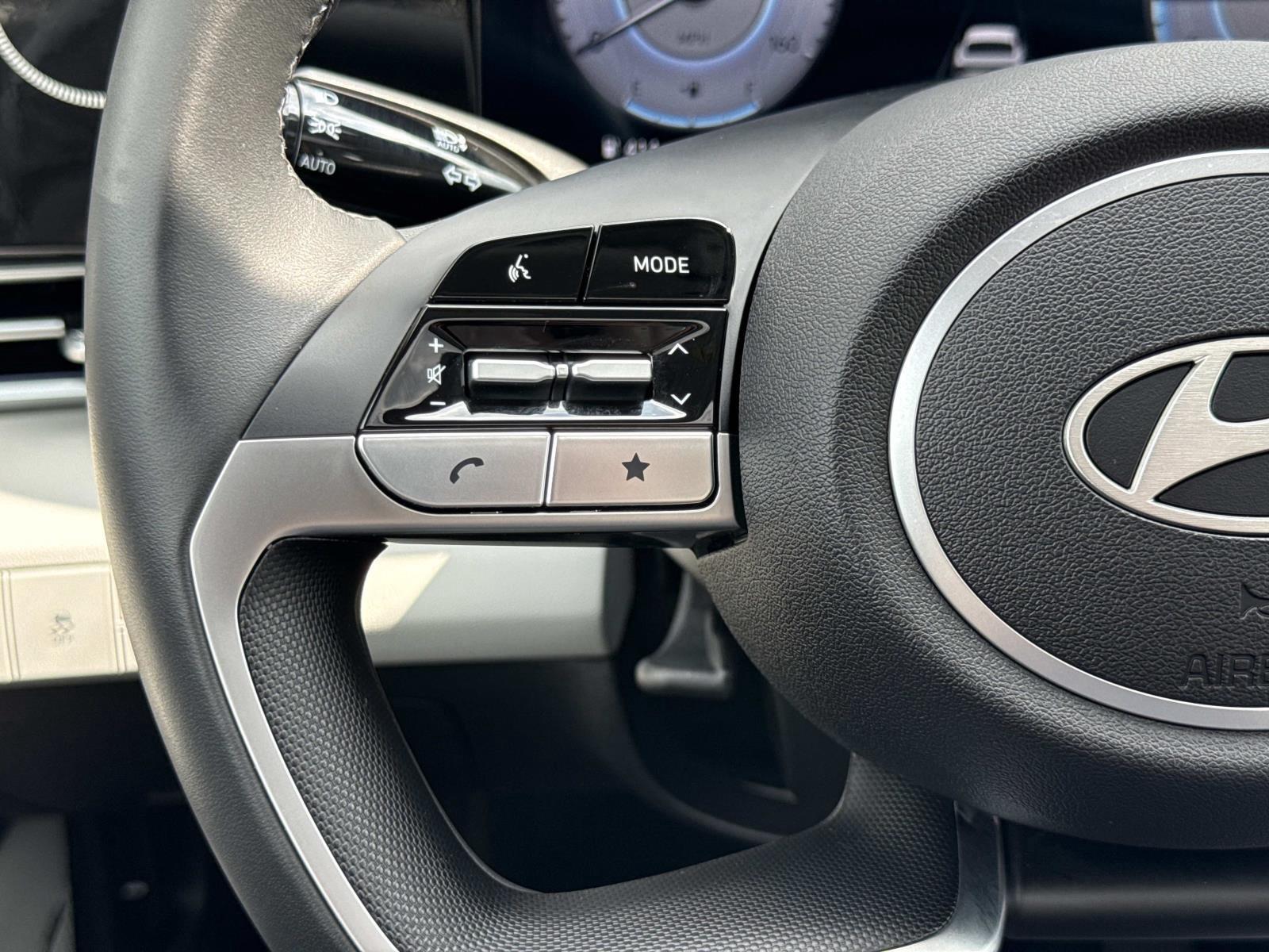 2025 Hyundai Elantra Limited - Photo 10