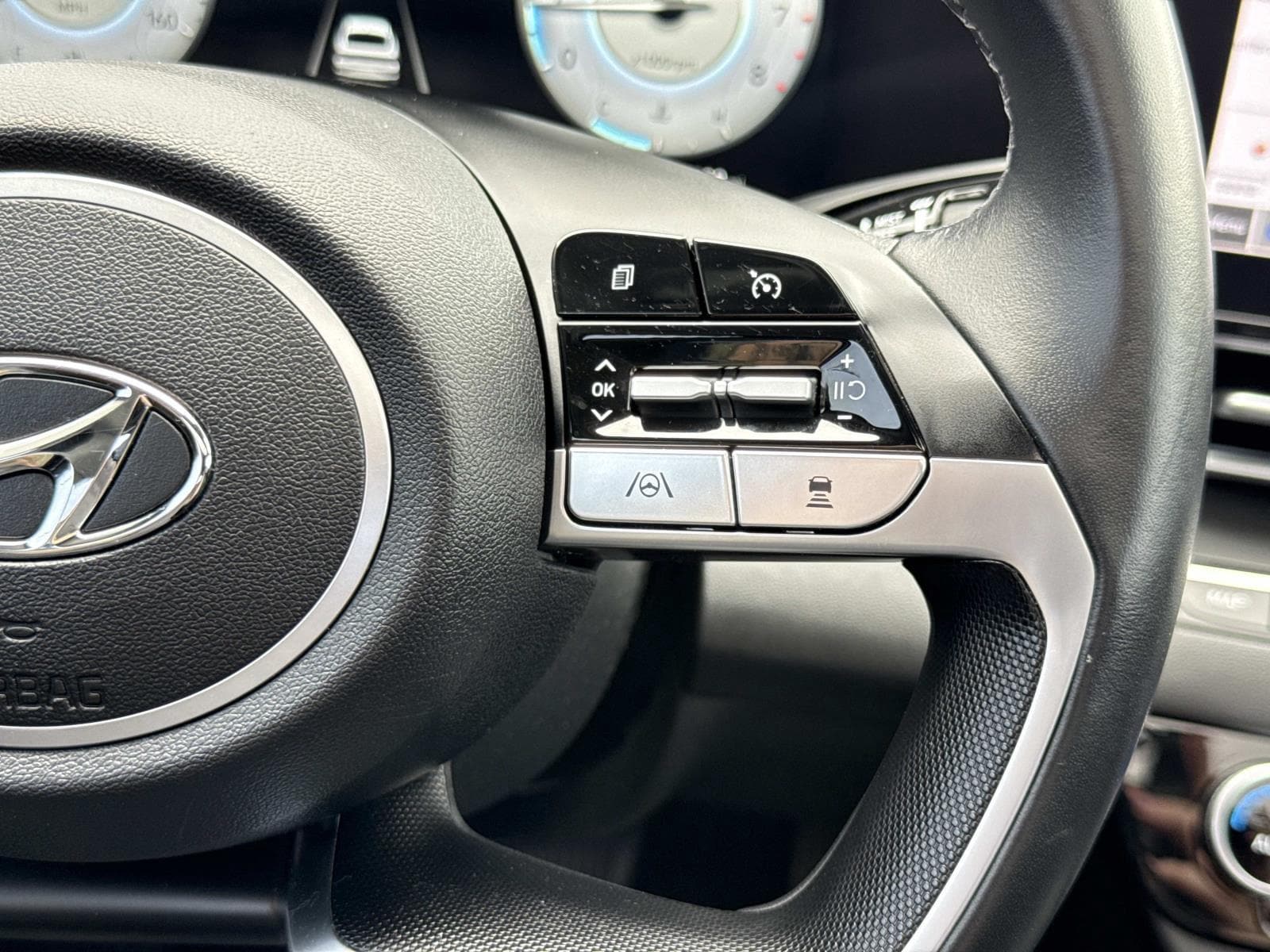 2022 Hyundai Elantra Limited - Photo 9