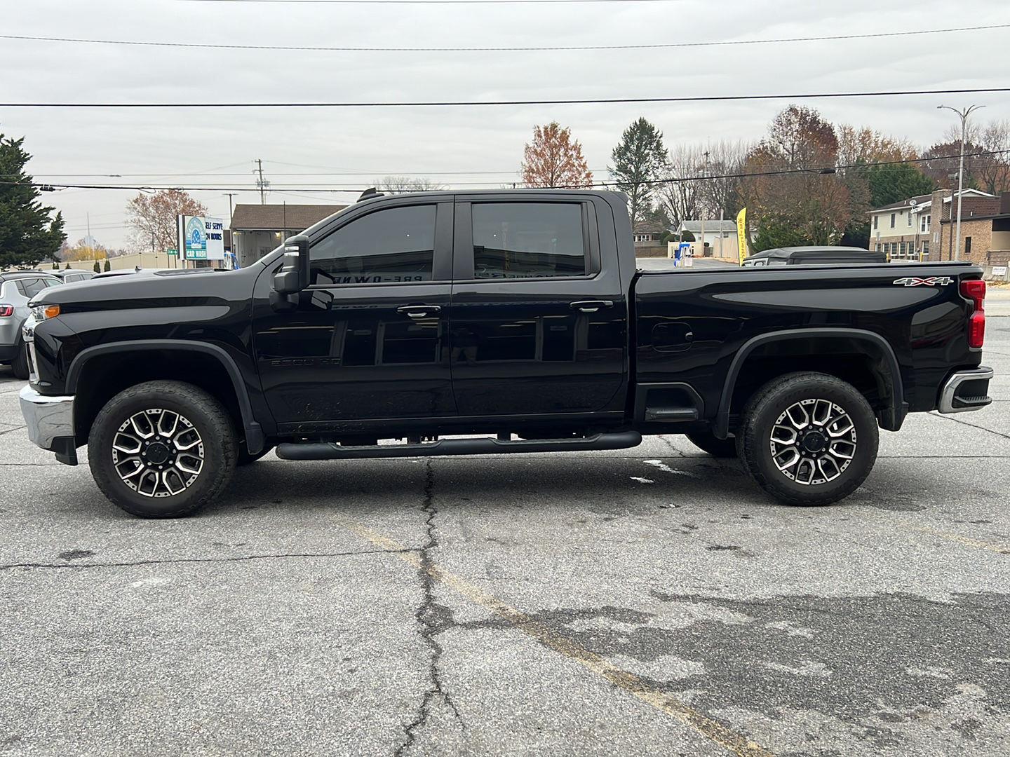 2023 Chevrolet Silverado 2500HD LT photo 2