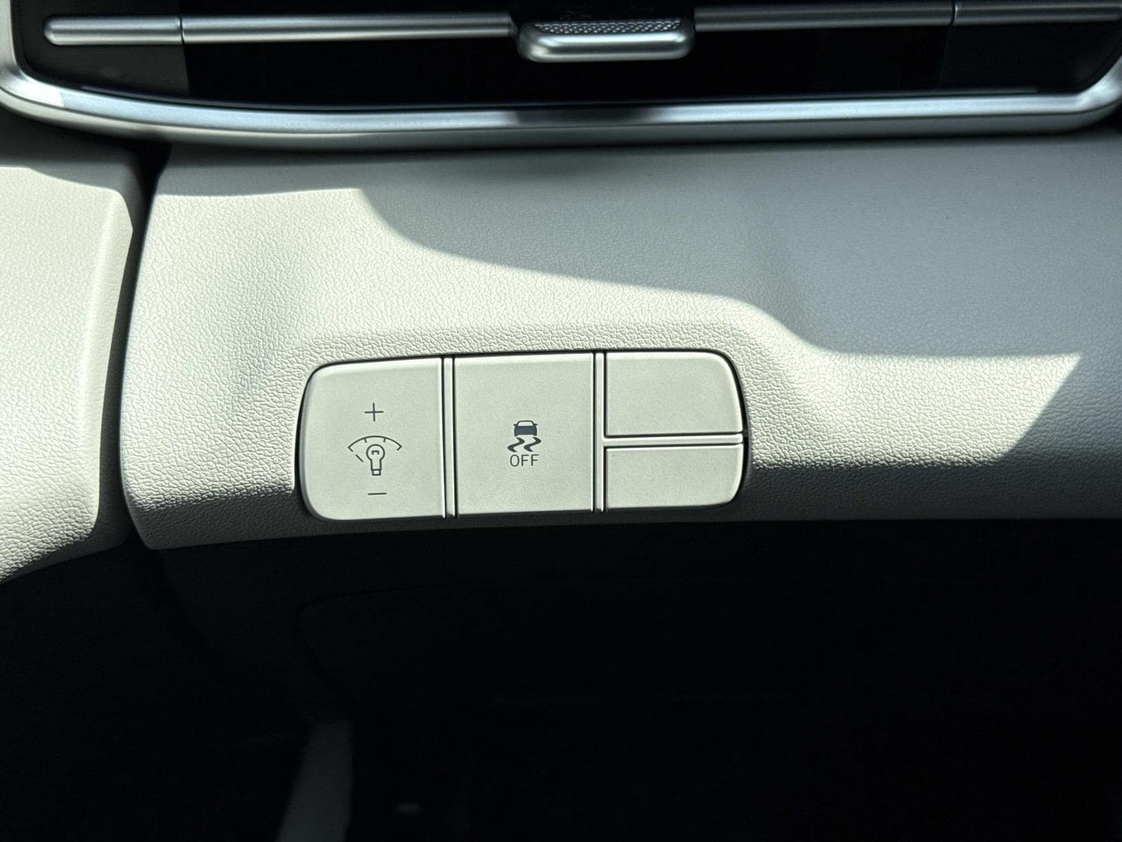 2025 Hyundai Elantra Limited - Photo 14