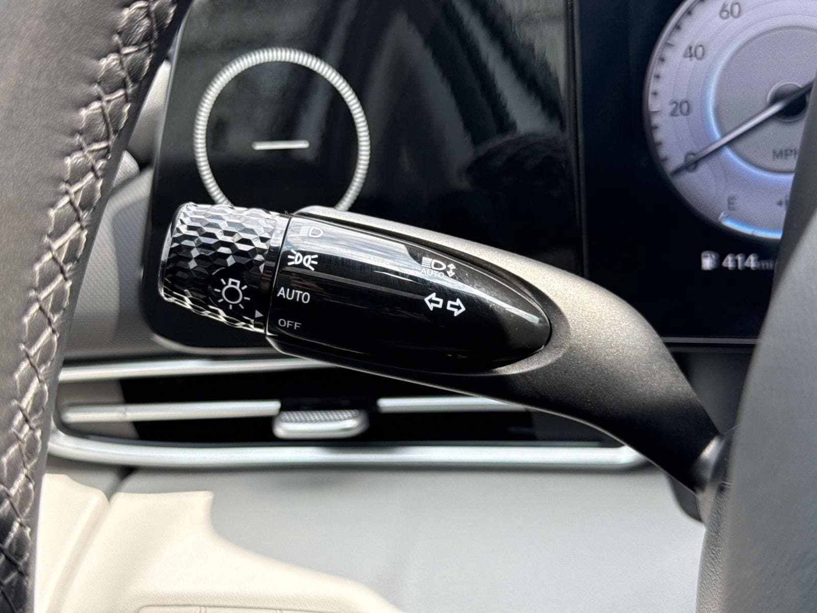2025 Hyundai Elantra Limited - Photo 11