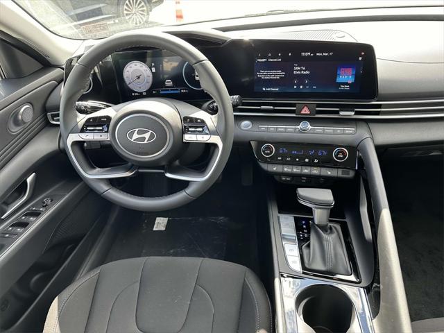2025 Hyundai Elantra SEL Convenience photo 2