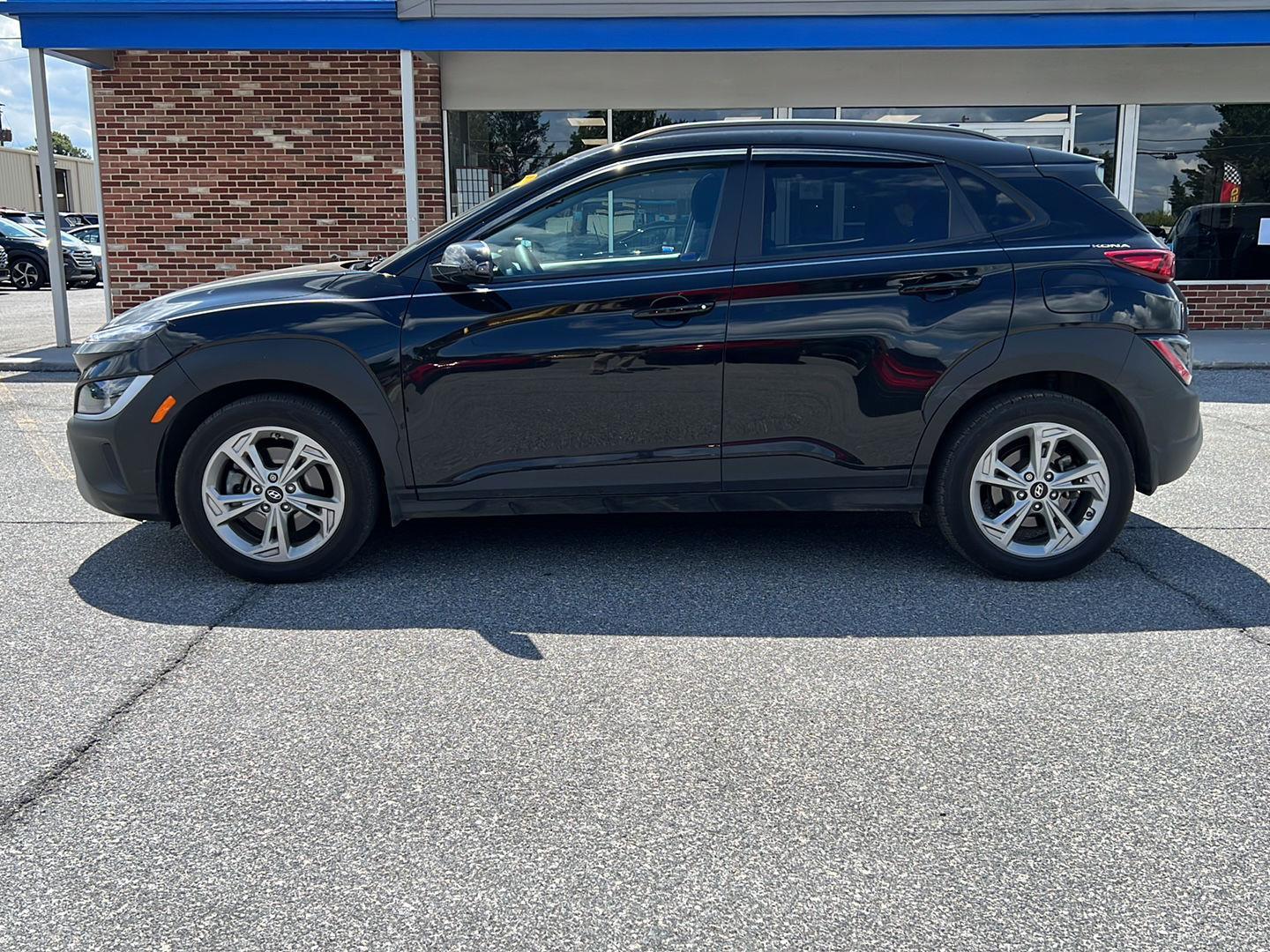 2022 Hyundai Kona SEL photo 2