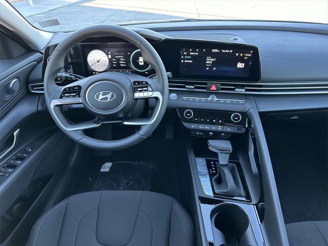 2025 Hyundai Elantra SEL Convenience photo 2