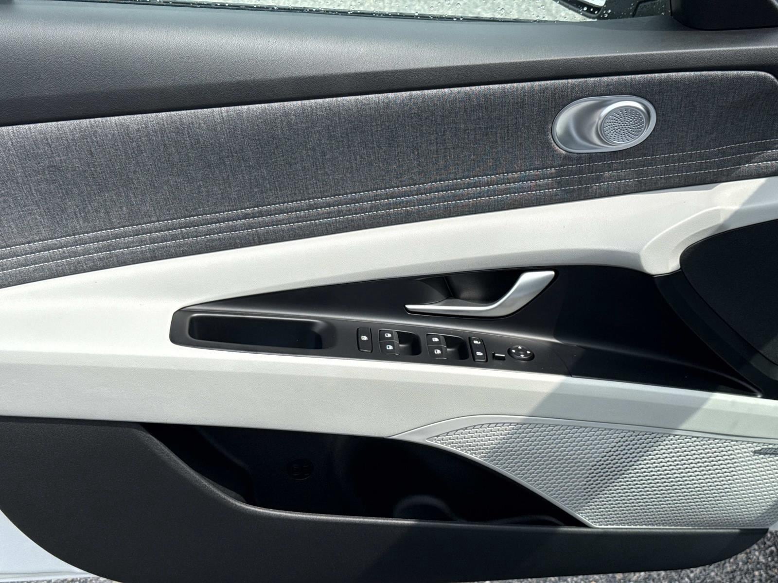 2025 Hyundai Elantra Limited - Photo 18
