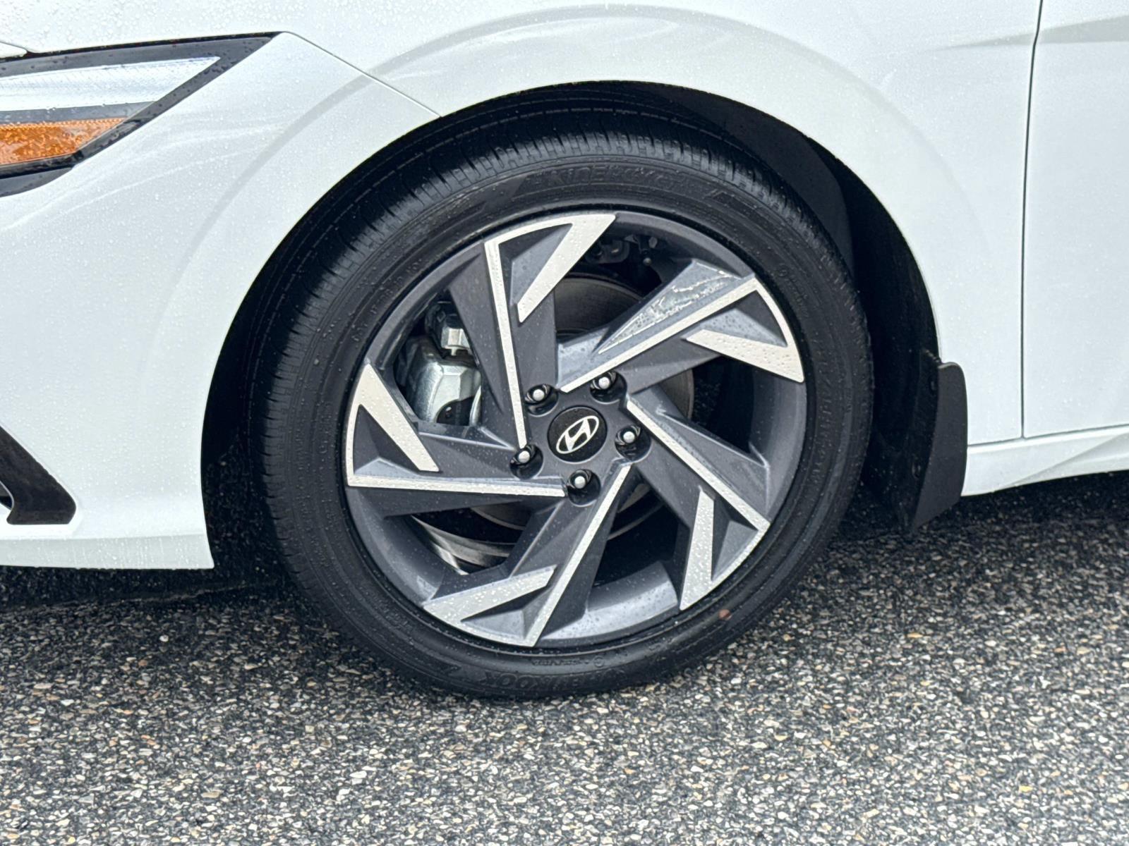 2025 Hyundai Elantra Limited - Photo 30