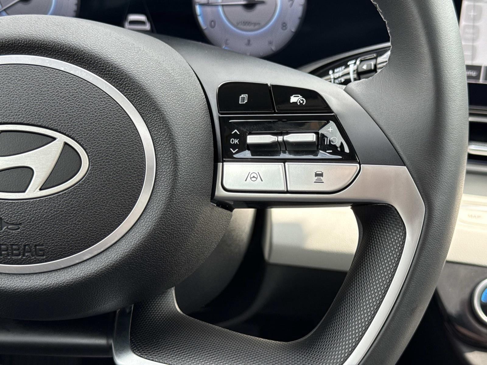 2025 Hyundai Elantra Limited - Photo 9