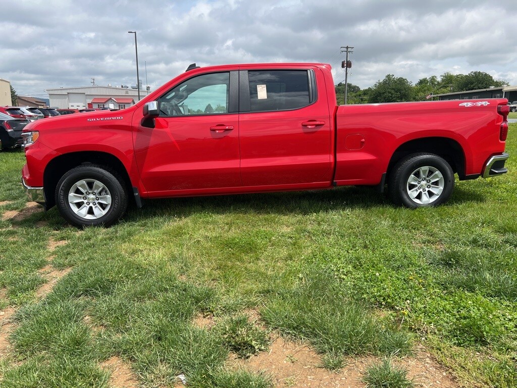 2023 Chevrolet Silverado 1500 LT photo 2