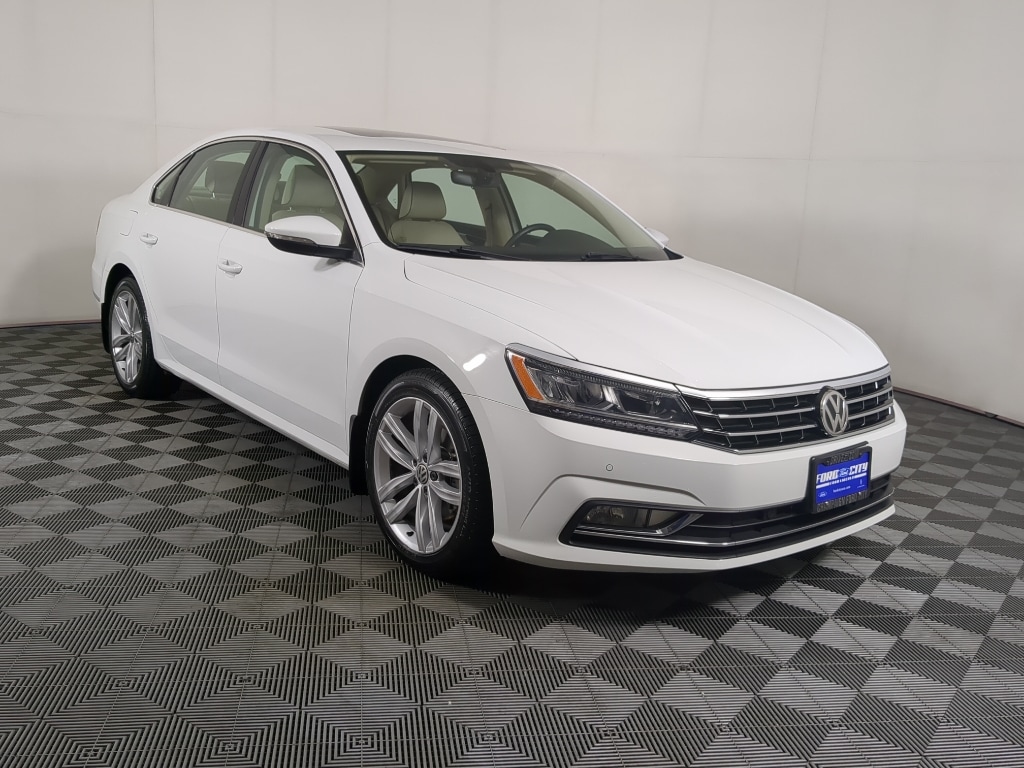 Used 2018 Volkswagen Passat SE with VIN 1VWBA7A35JC049571 for sale in Champaign, IL