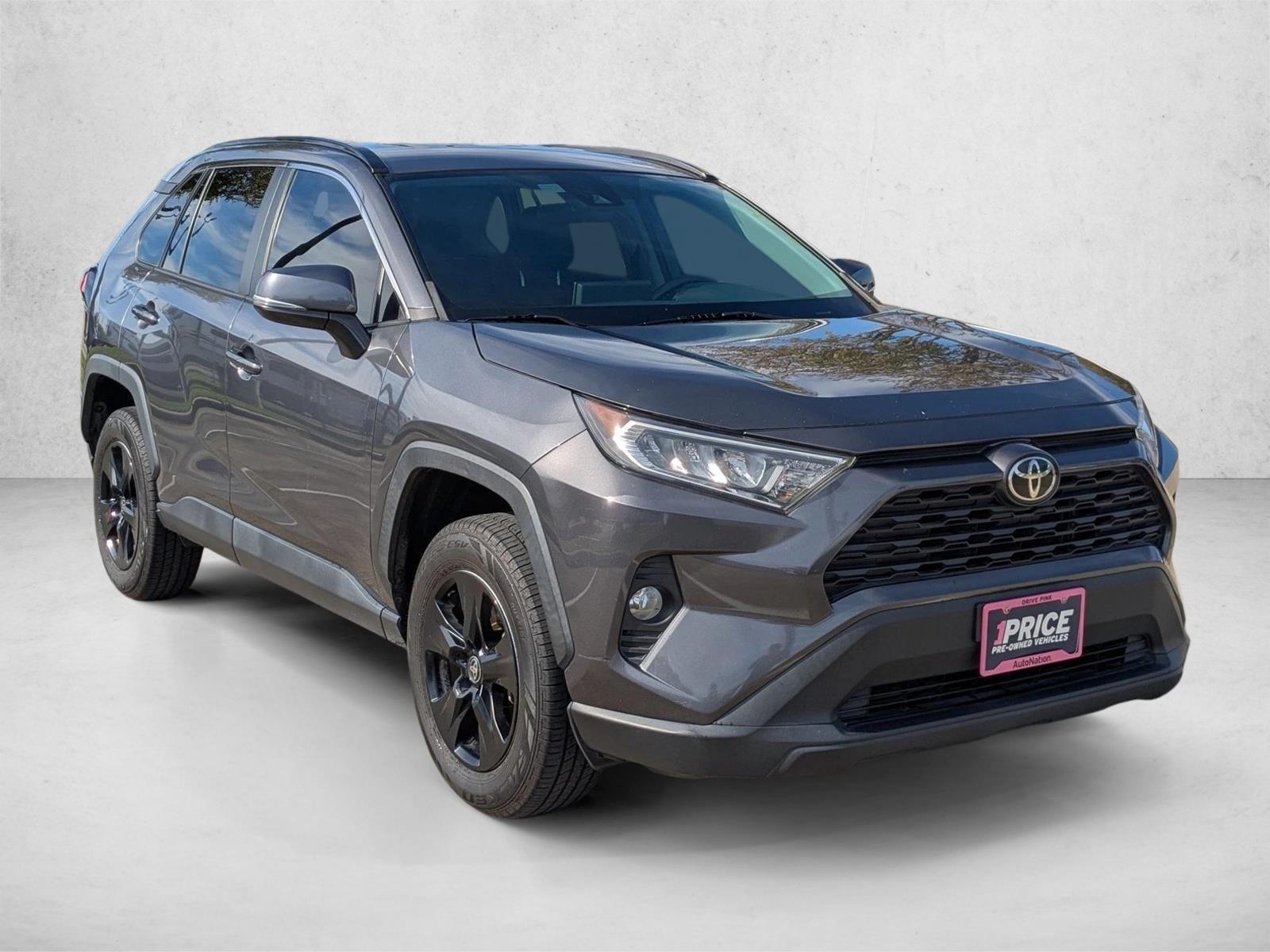 2021 Toyota RAV4 XLE photo 2