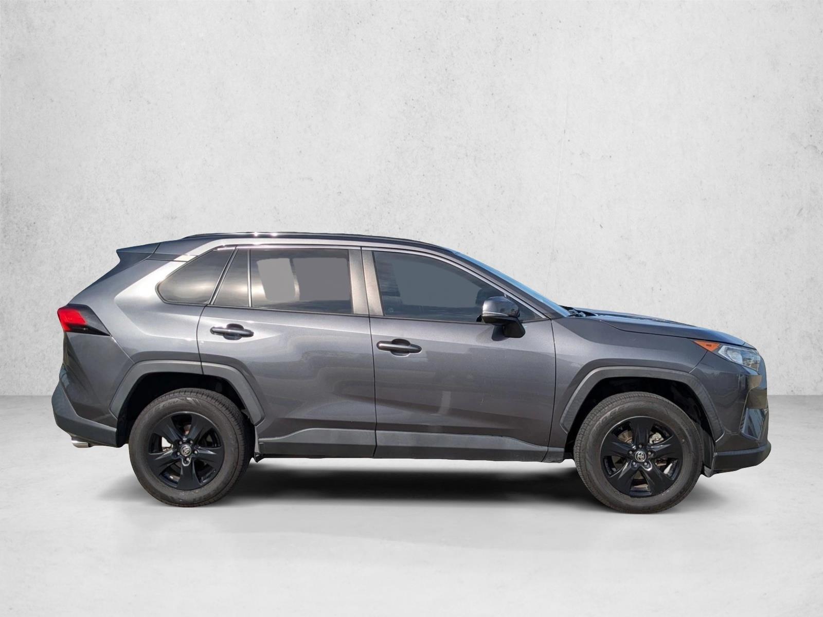 2021 Toyota RAV4 XLE photo 3