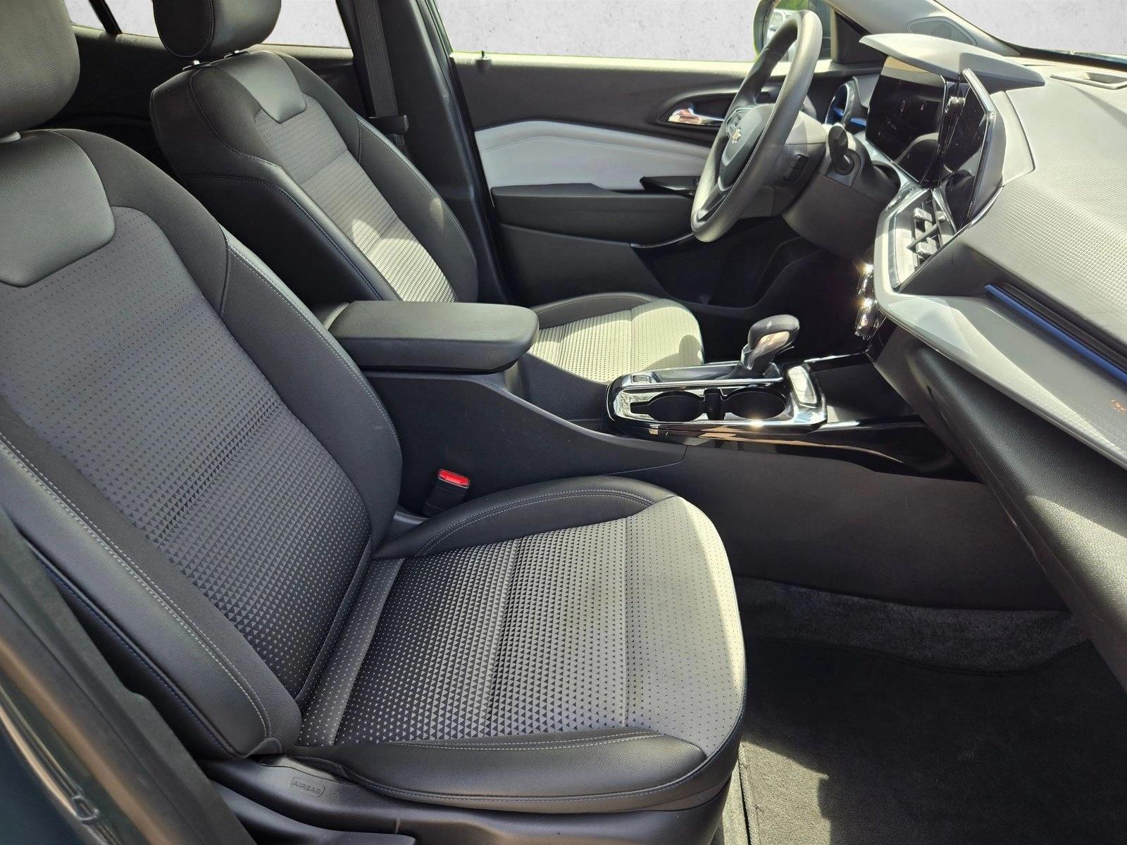 2025 Chevrolet Trax LT - Photo 18
