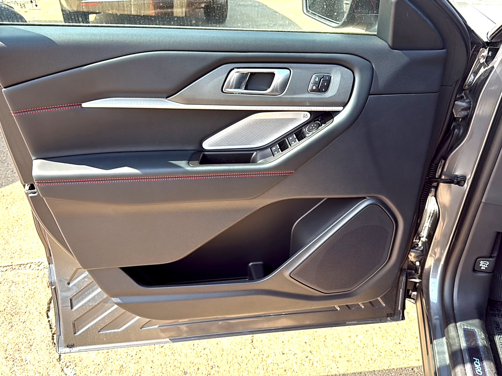 2026 Ford Explorer ST - Photo 18