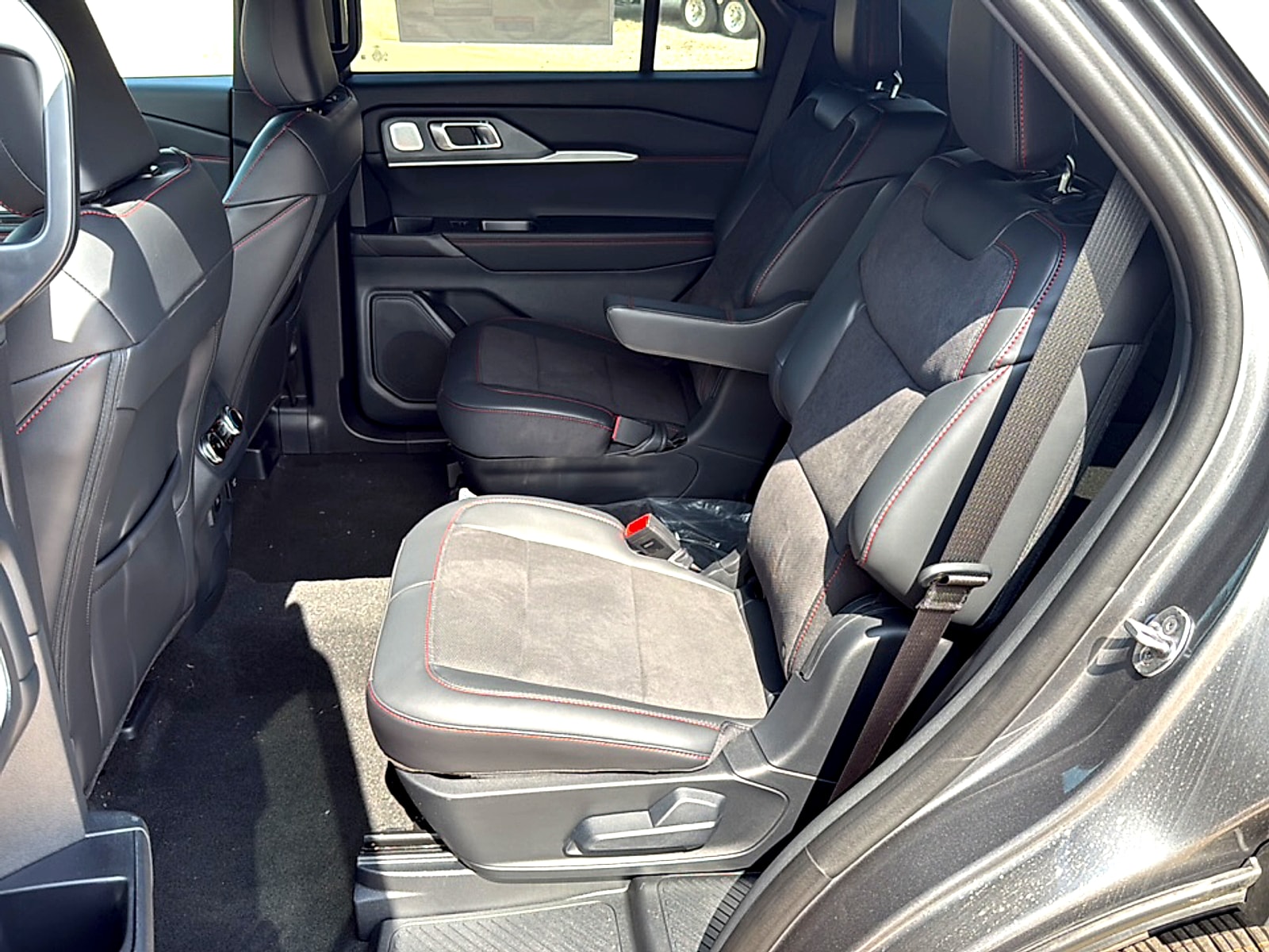 2026 Ford Explorer ST - Photo 15