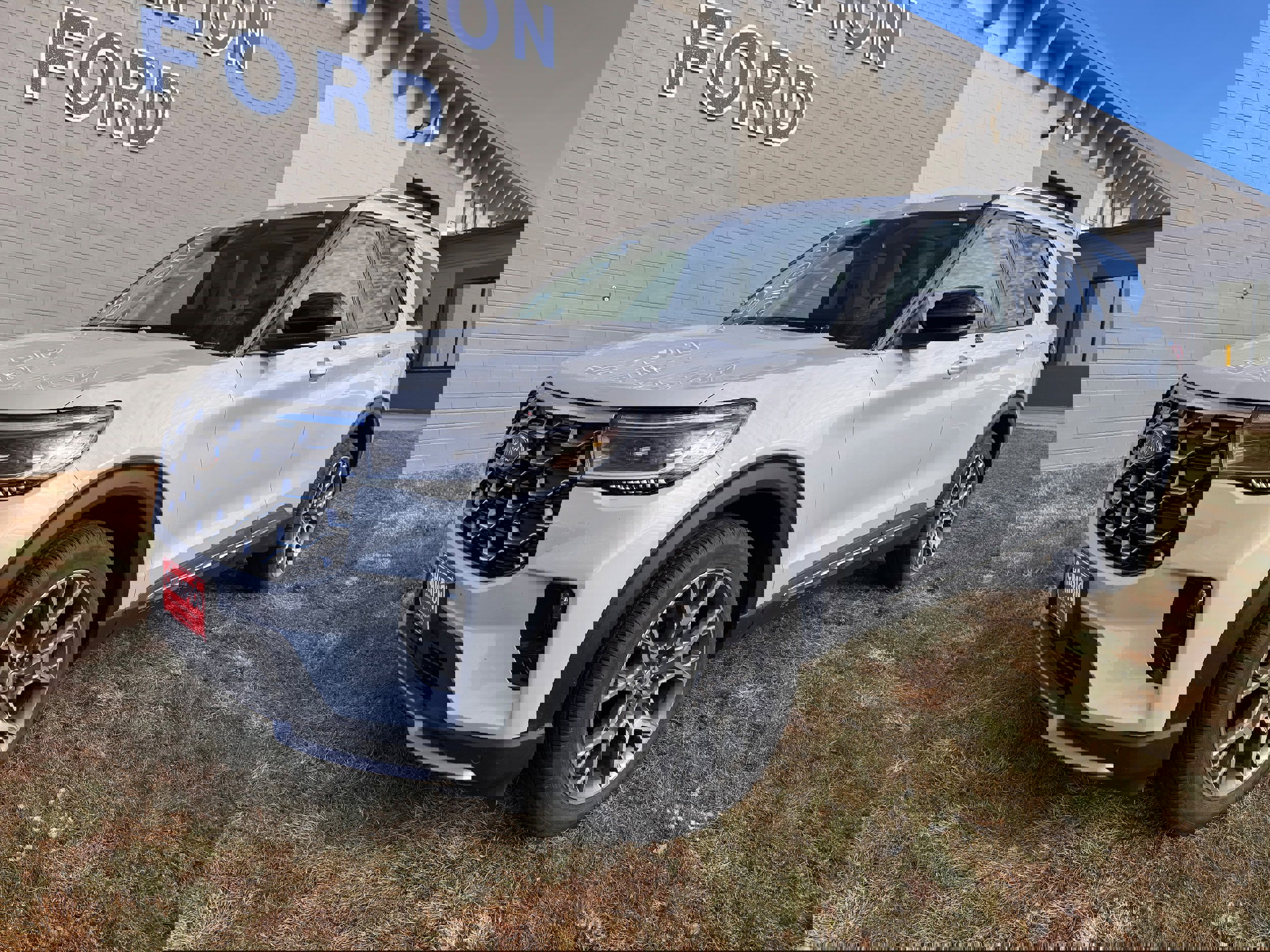 2025 Ford Explorer Platinum photo 2