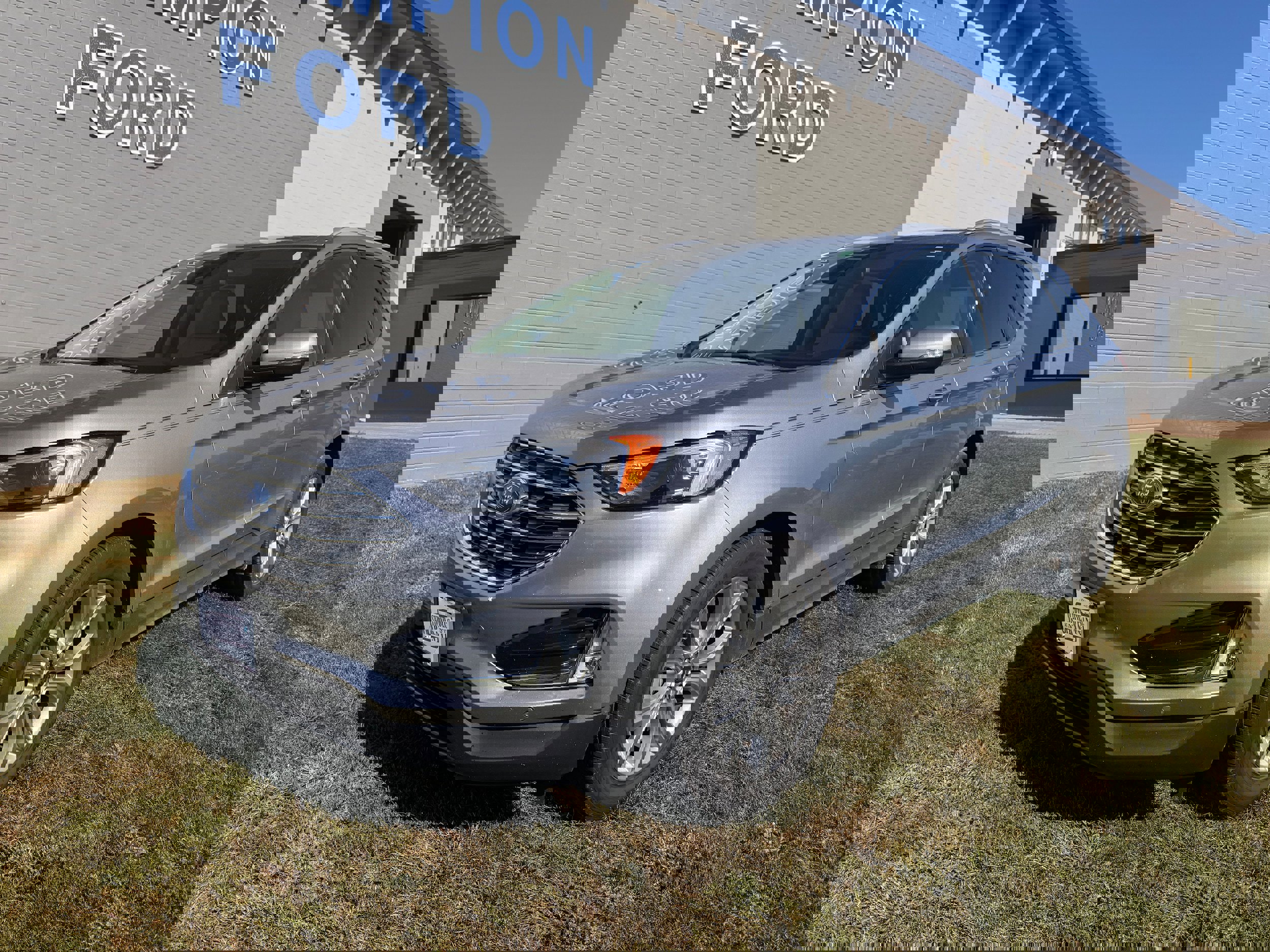 2023 Ford Edge Titanium photo 2