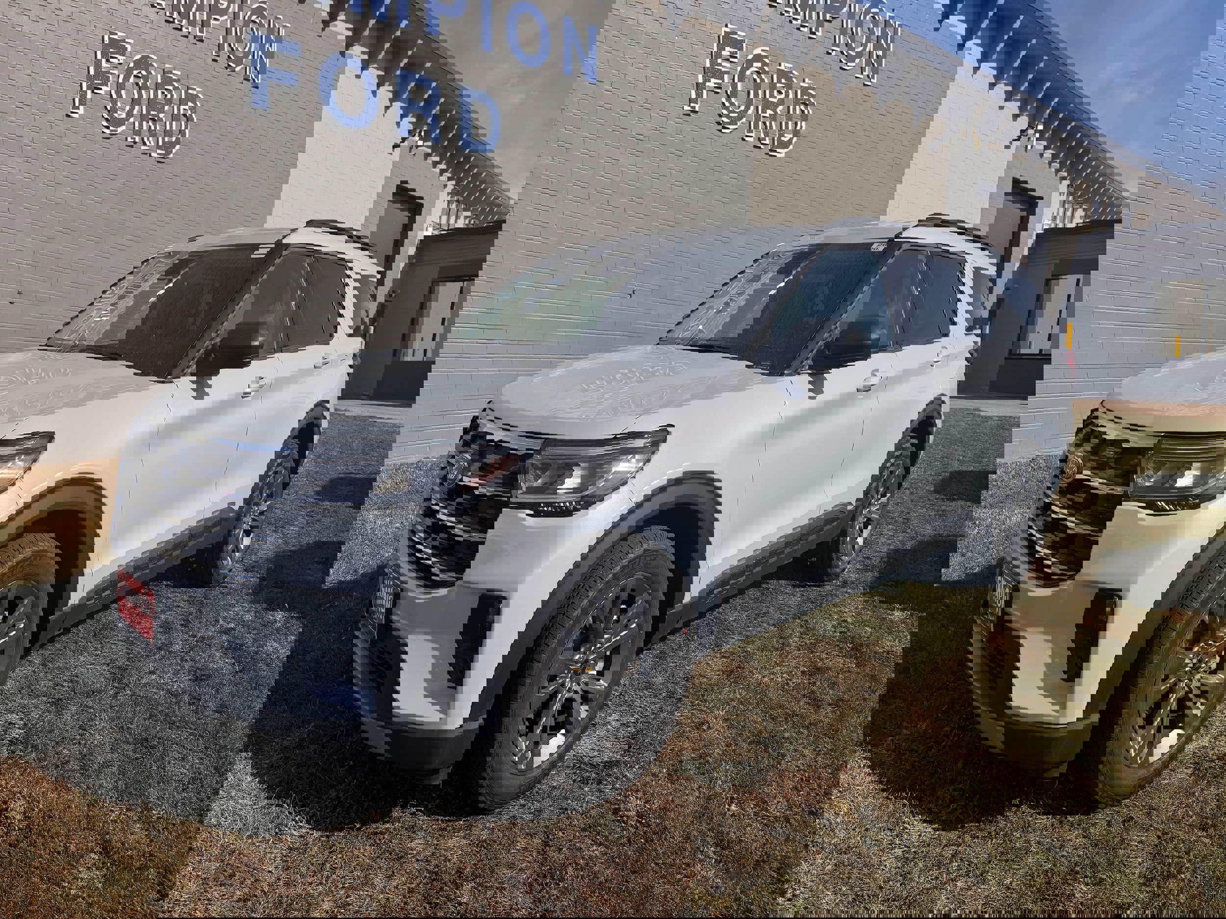 2026 Ford Explorer photo 2