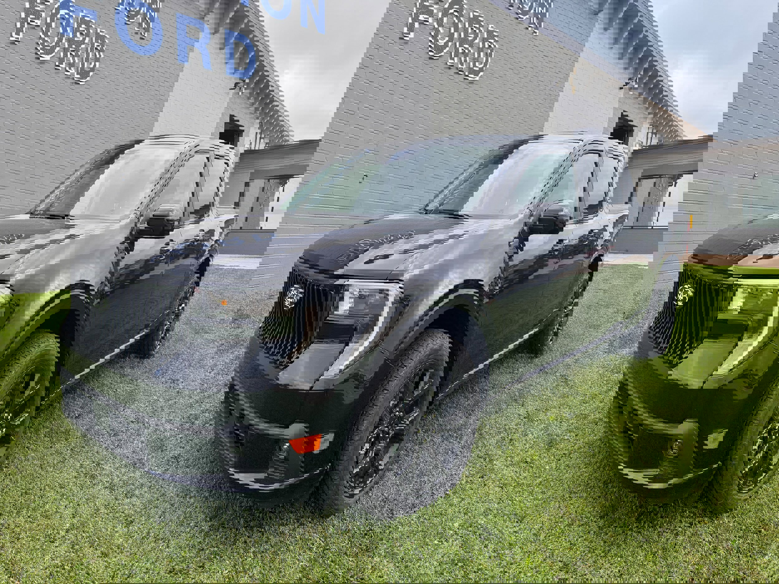 2025 Ford Maverick photo 2
