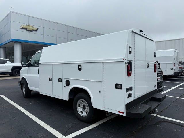 2025 Chevrolet Express Cutaway 3500 photo 2