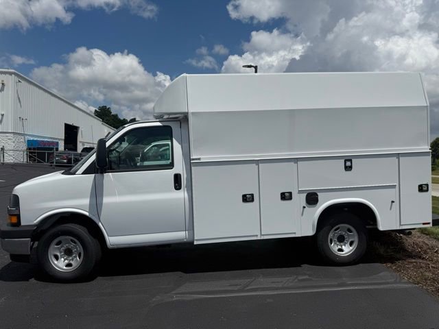 2025 Chevrolet Express Cutaway 3500 photo 2