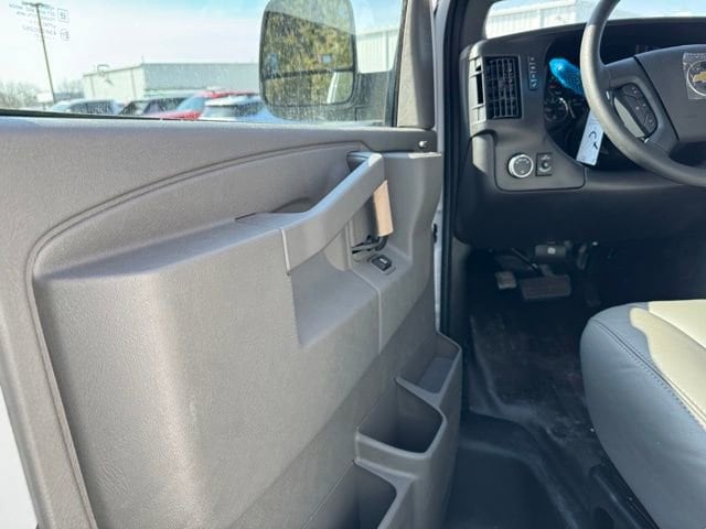 2025 Chevrolet Express Cargo Work Van - Photo 18