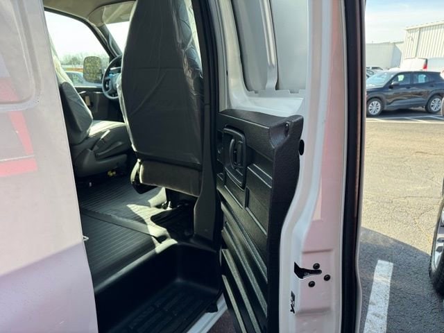 2025 Chevrolet Express Cargo Work Van - Photo 21