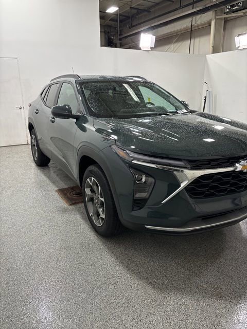 2025 Chevrolet Trax LT photo 2